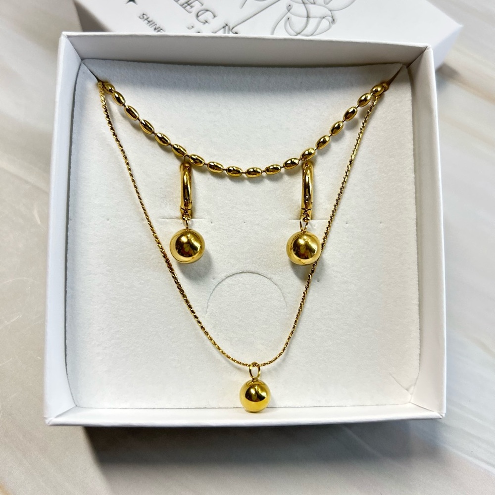 Gold Necklace Set with Choker and Pendant Designs